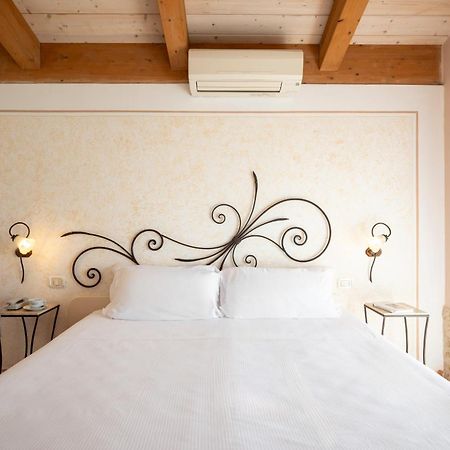 Lola Piccolo Hotel E Appartamenti Марина-ді-Гроссето Екстер'єр фото