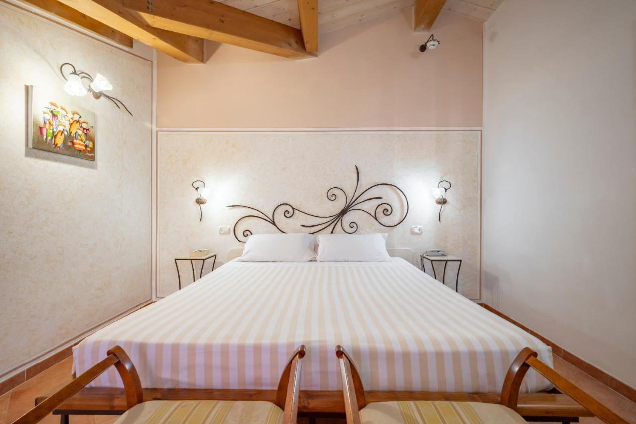 Lola Piccolo Hotel E Appartamenti Марина-ді-Гроссето Екстер'єр фото