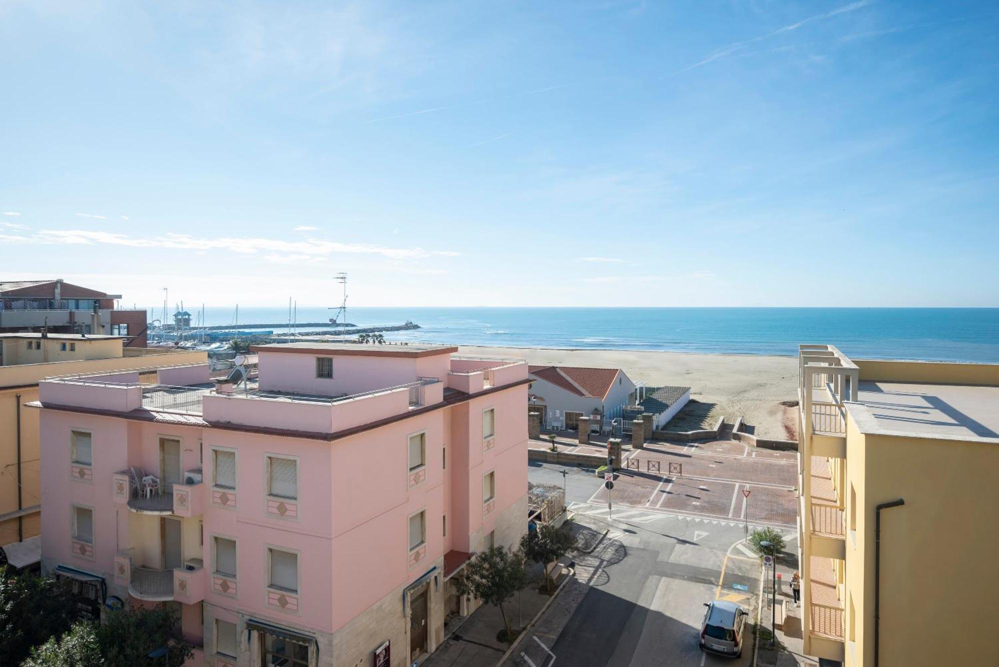 Lola Piccolo Hotel E Appartamenti Марина-ді-Гроссето Екстер'єр фото