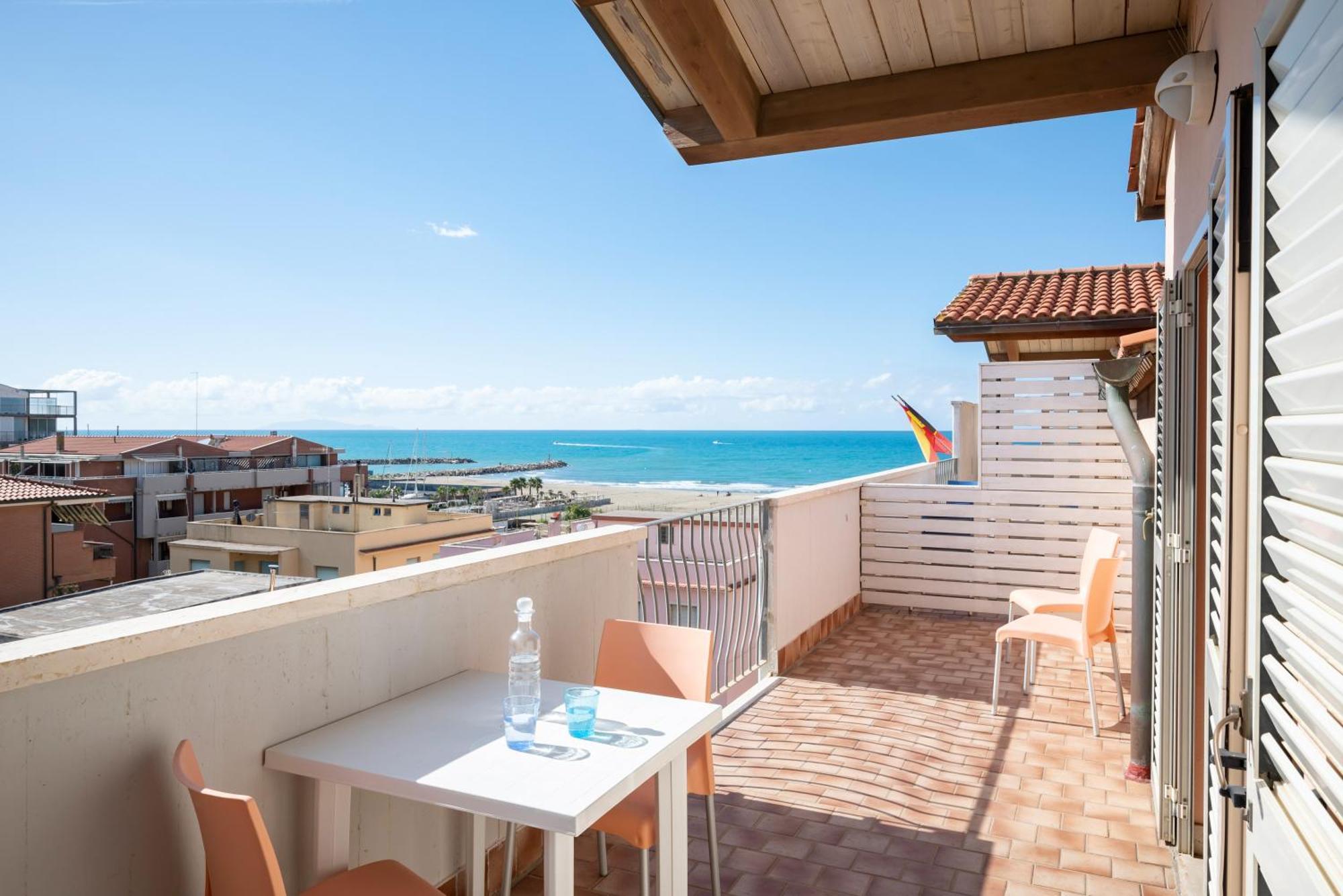Lola Piccolo Hotel E Appartamenti Марина-ді-Гроссето Екстер'єр фото