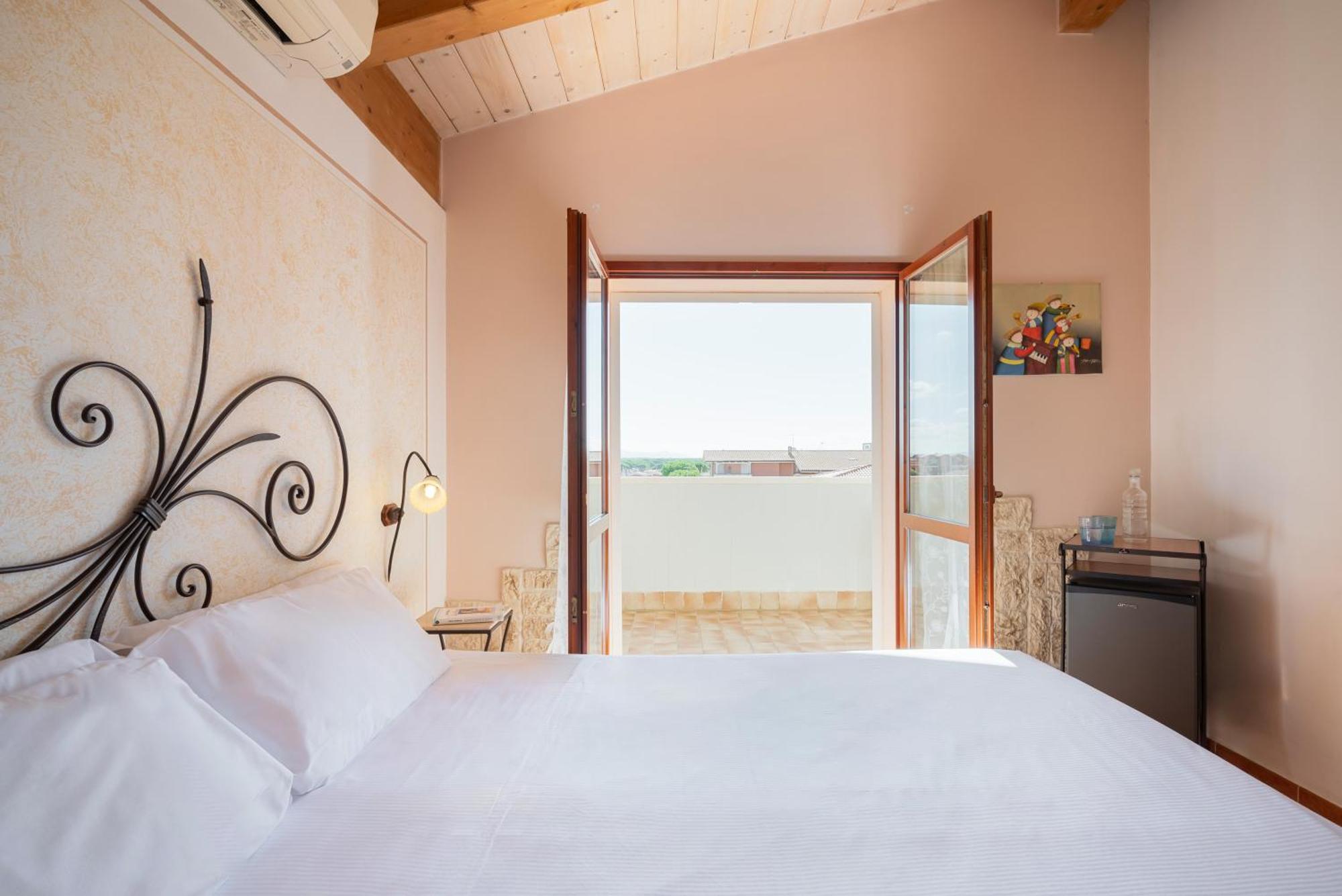 Lola Piccolo Hotel E Appartamenti Марина-ді-Гроссето Екстер'єр фото