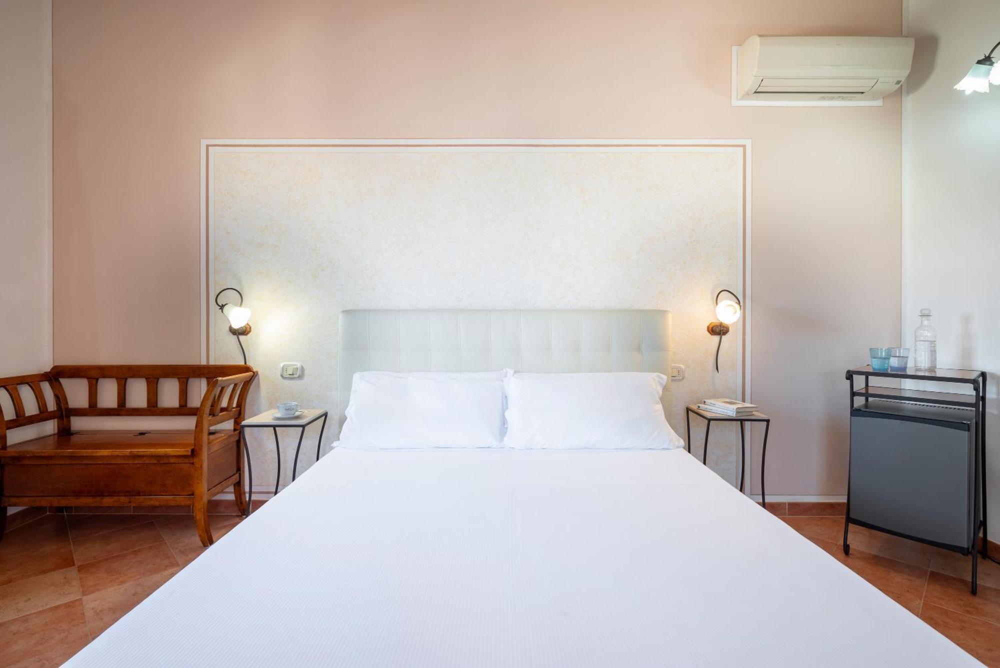 Lola Piccolo Hotel E Appartamenti Марина-ді-Гроссето Екстер'єр фото